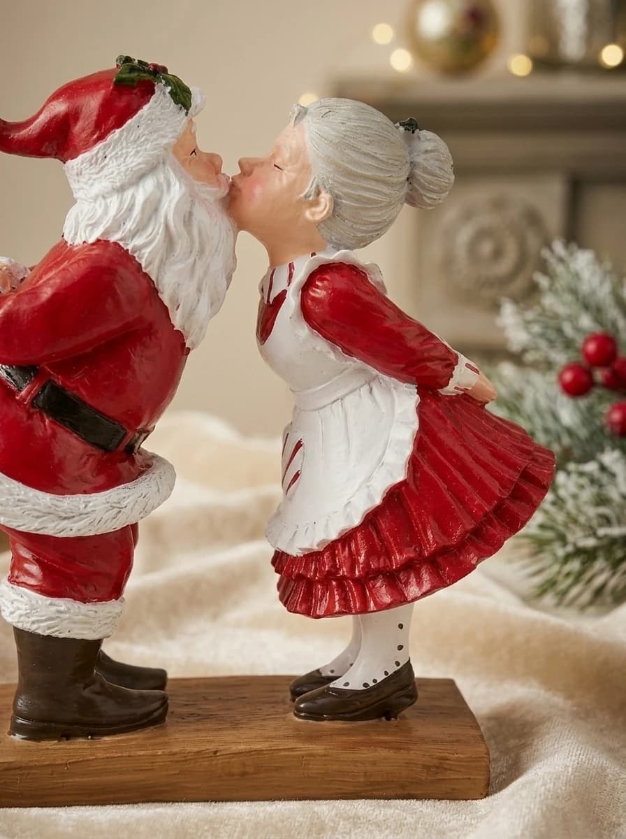 Santa and Mrs Claus Kissing Figurine thumbnail 2